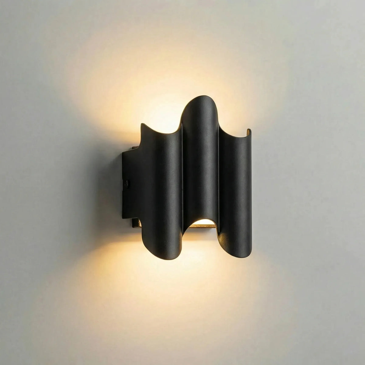 Skulpturale minimalistische, moderne Wandleuchte aus Aluminium mit geschichtetem Lichtstrahl