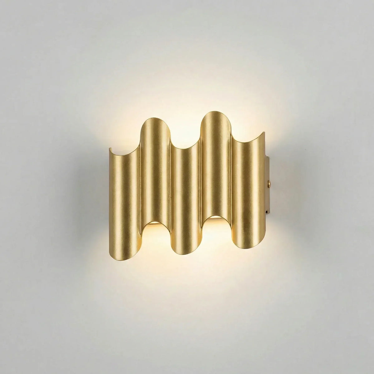 Skulpturale minimalistische, moderne Wandleuchte aus Aluminium mit geschichtetem Lichtstrahl