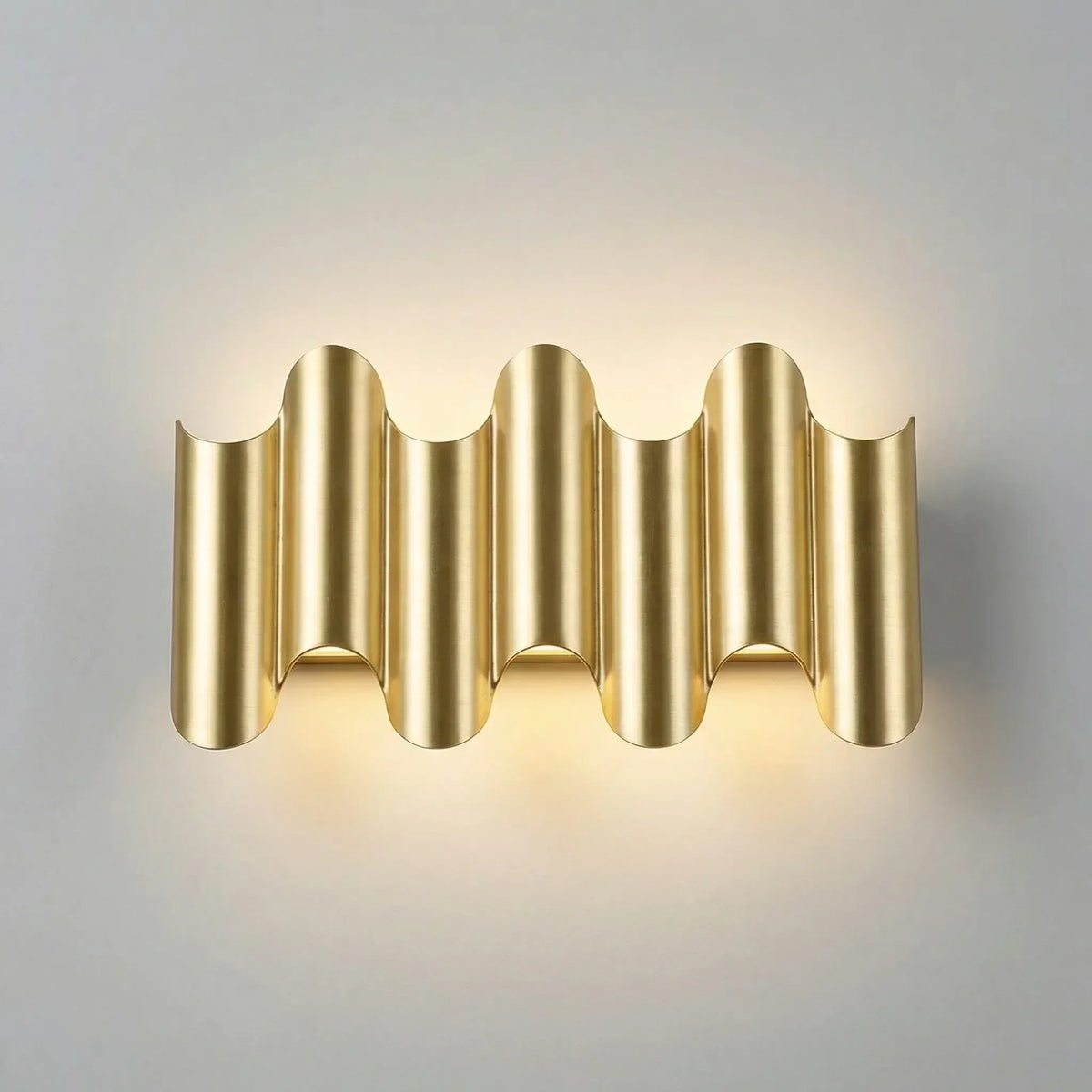 Skulpturale minimalistische, moderne Wandleuchte aus Aluminium mit geschichtetem Lichtstrahl