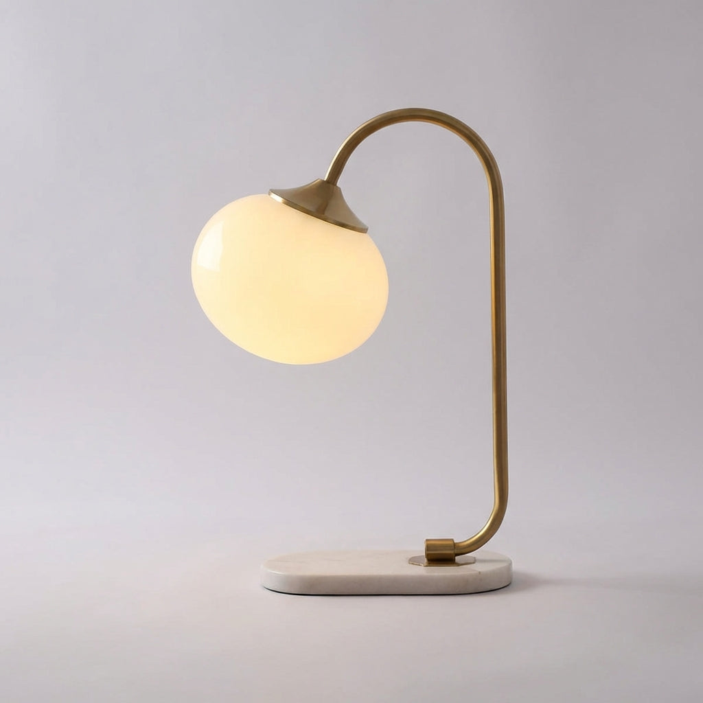 Tischlampe mit abgerundetem Glasschirm und gebogenem Metallstiel