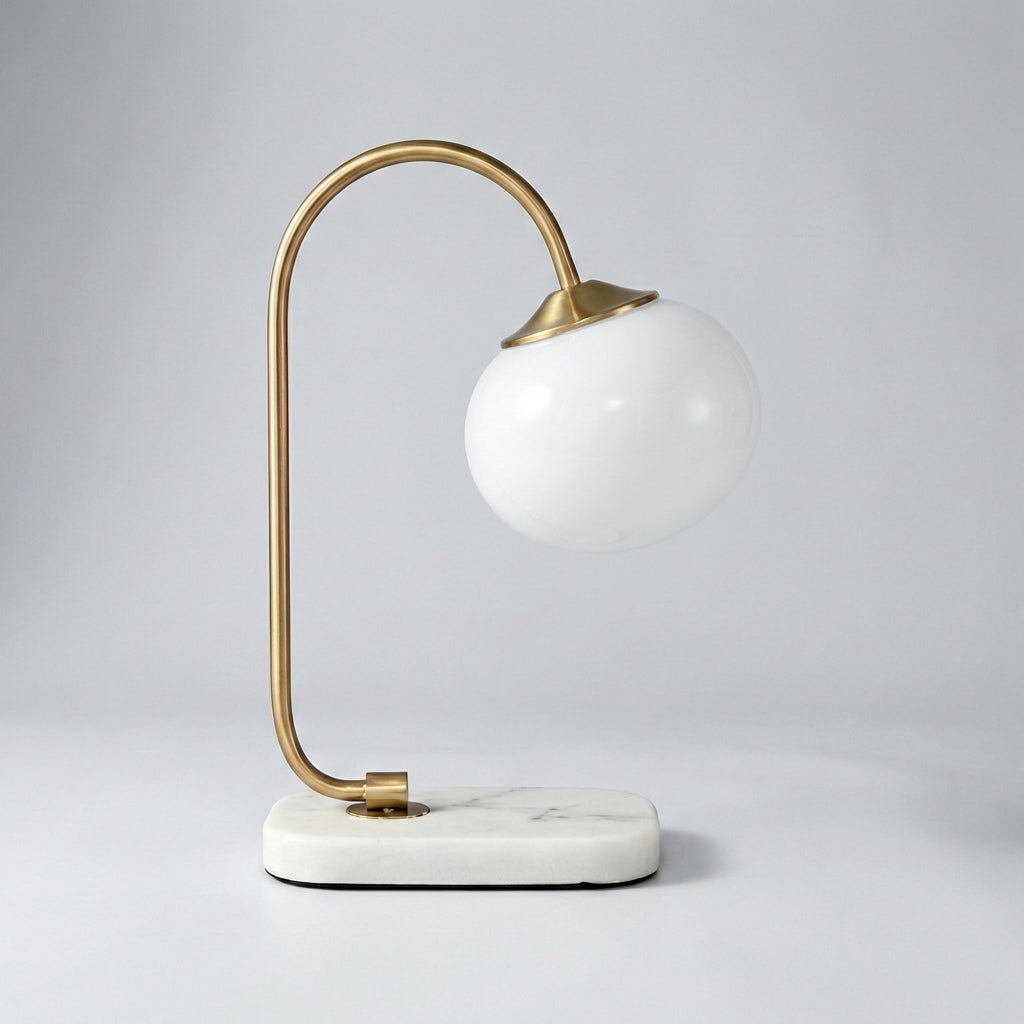 Tischlampe mit abgerundetem Glasschirm und gebogenem Metallstiel