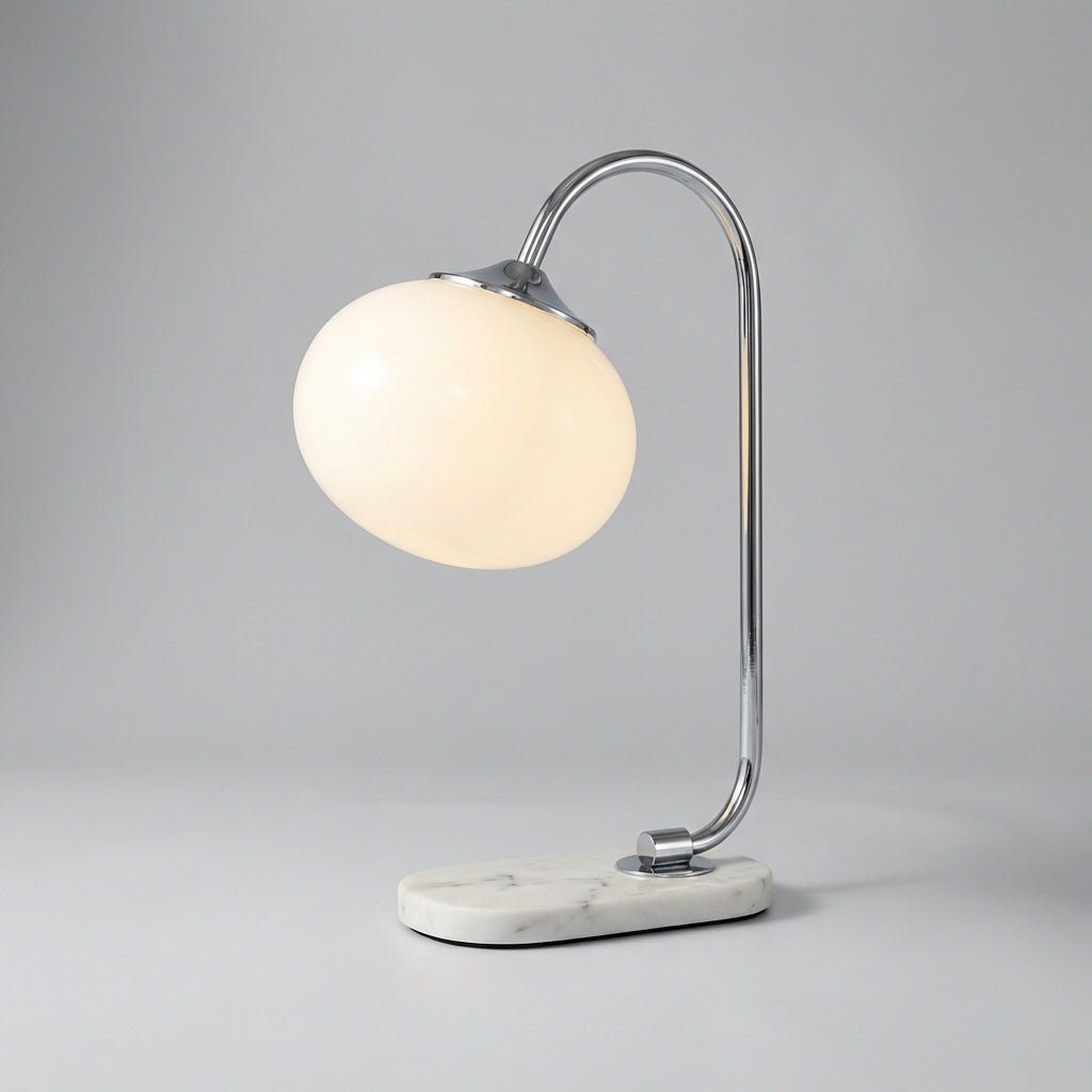 Tischlampe mit abgerundetem Glasschirm und gebogenem Metallstiel