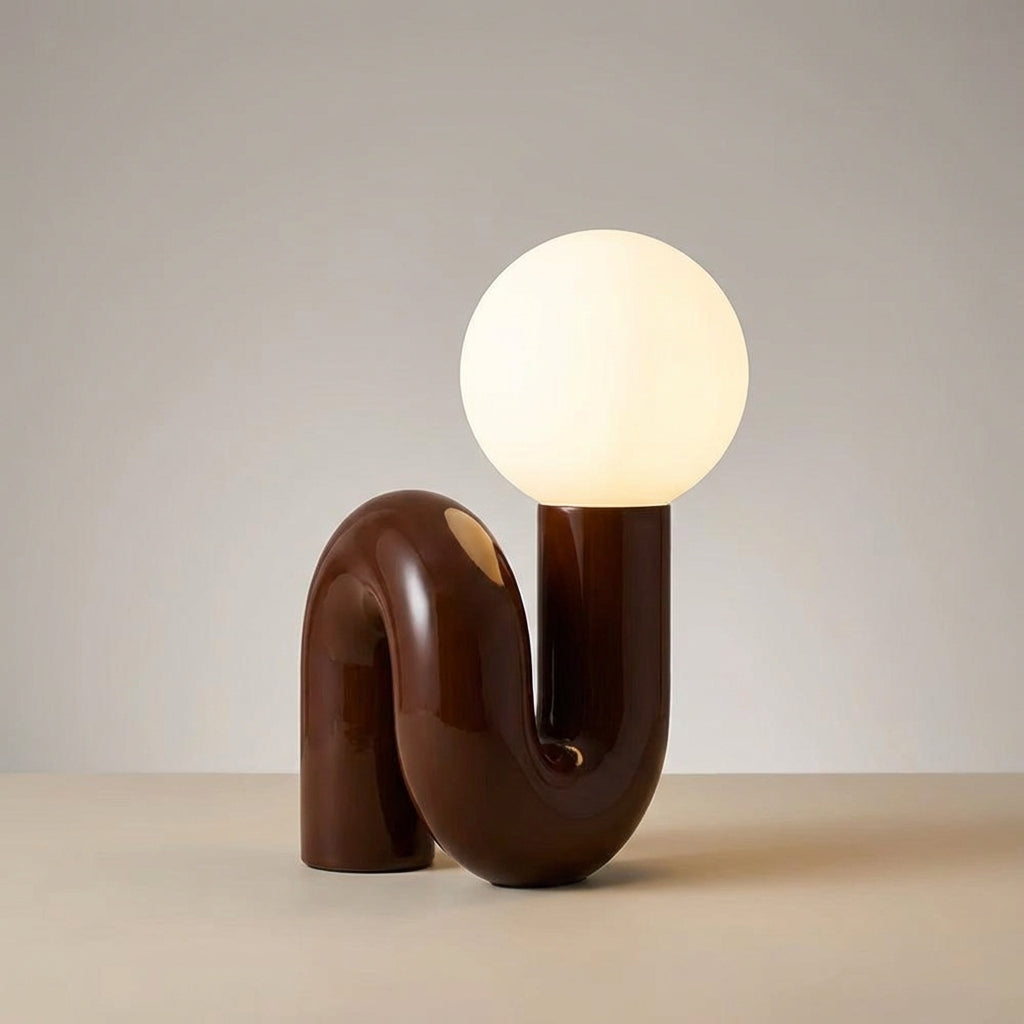 Skulpturale Tischlampe mit Kunstharzsockel und Milchglaskugel