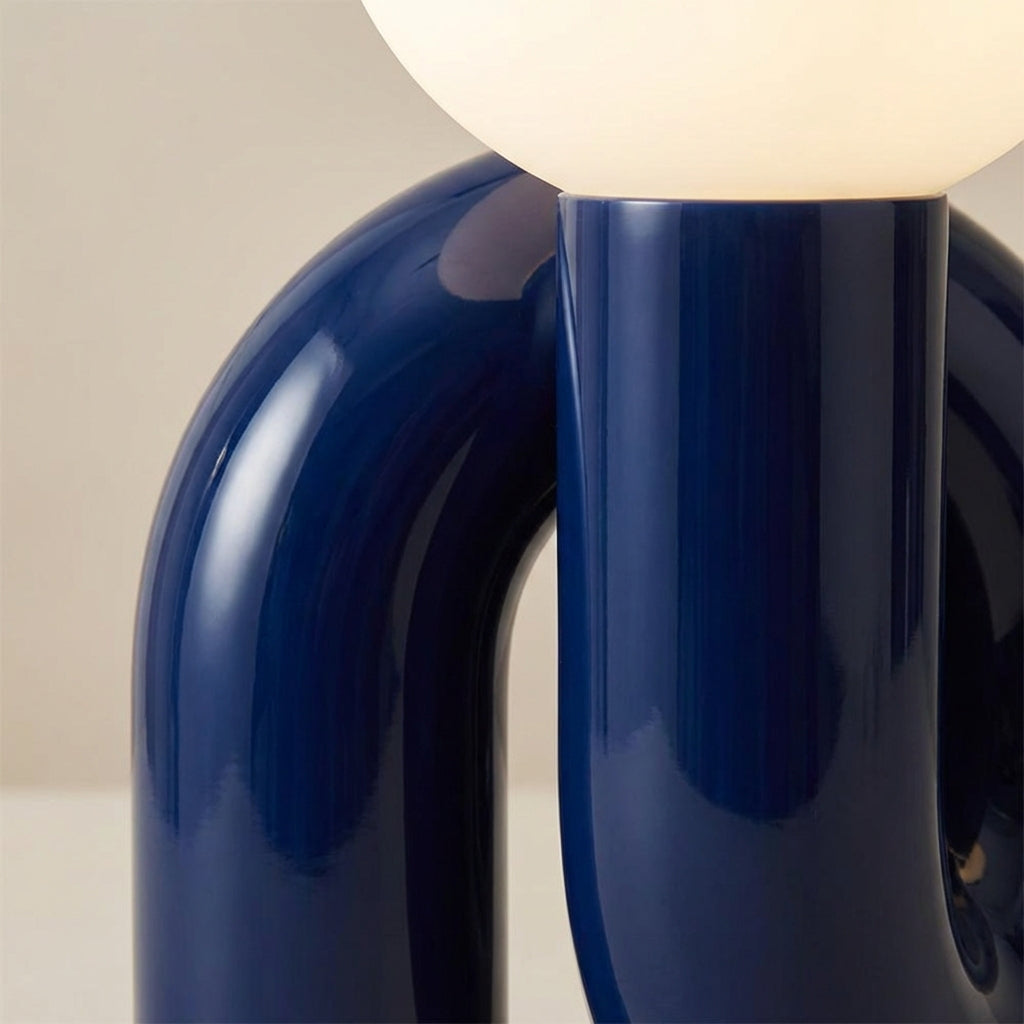Skulpturale Tischlampe mit Kunstharzsockel und Milchglaskugel