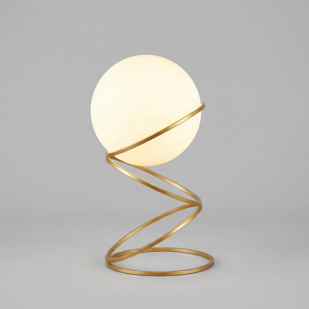 Skulpturale Tischlampe mit spiralförmigem Metallfuß und runder Acrylglaskugel