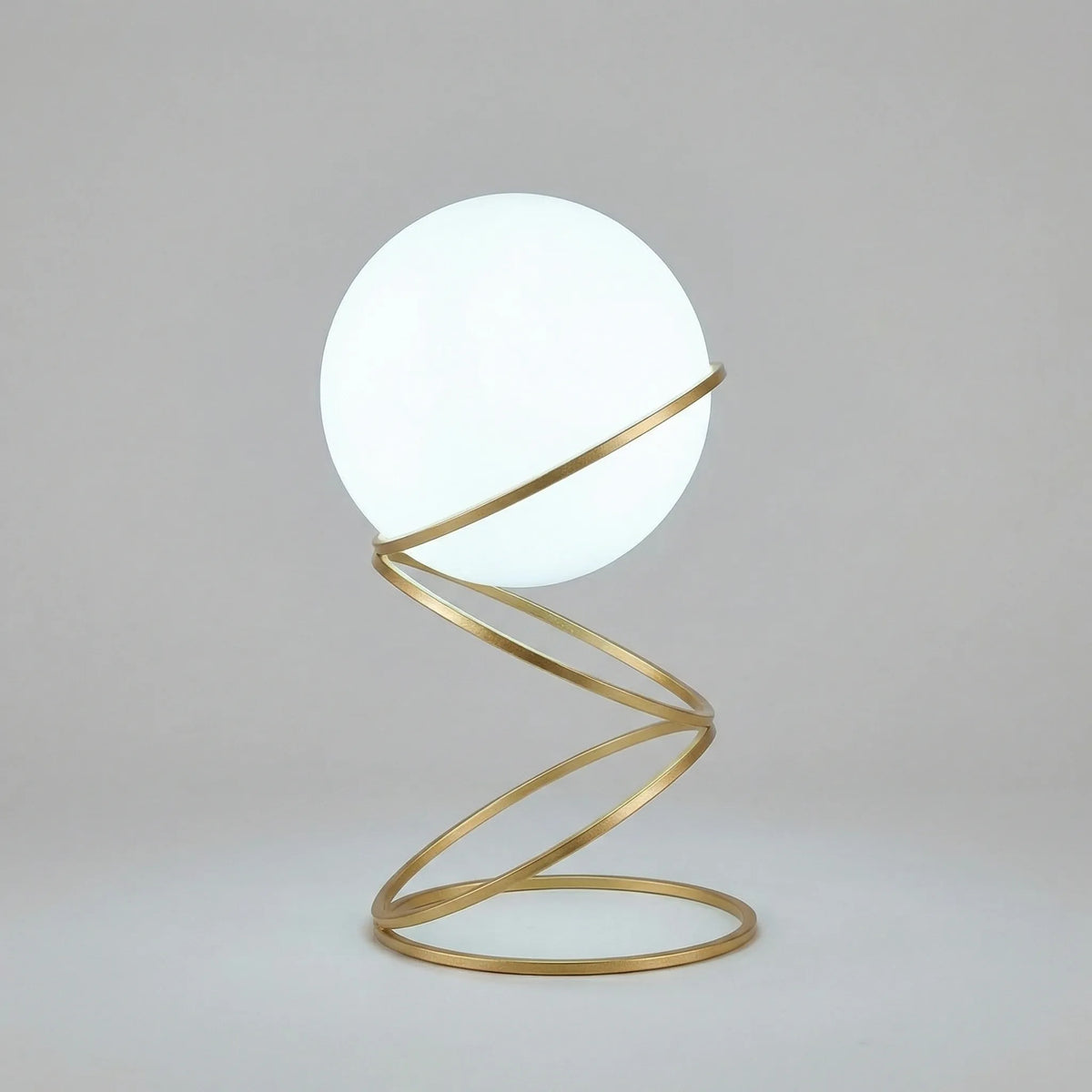 Skulpturale Tischlampe mit spiralförmigem Metallfuß und runder Acrylglaskugel