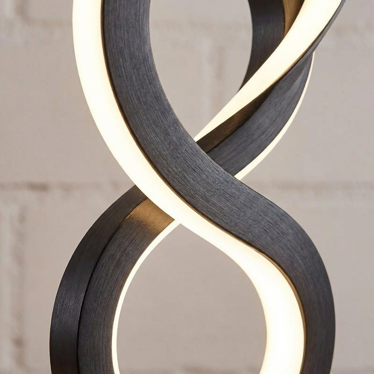 Kompakte skulpturale Tischlampe in Spiralform mit warmem Licht