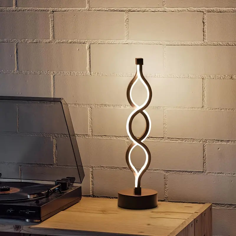 Kompakte skulpturale Tischlampe in Spiralform mit warmem Licht
