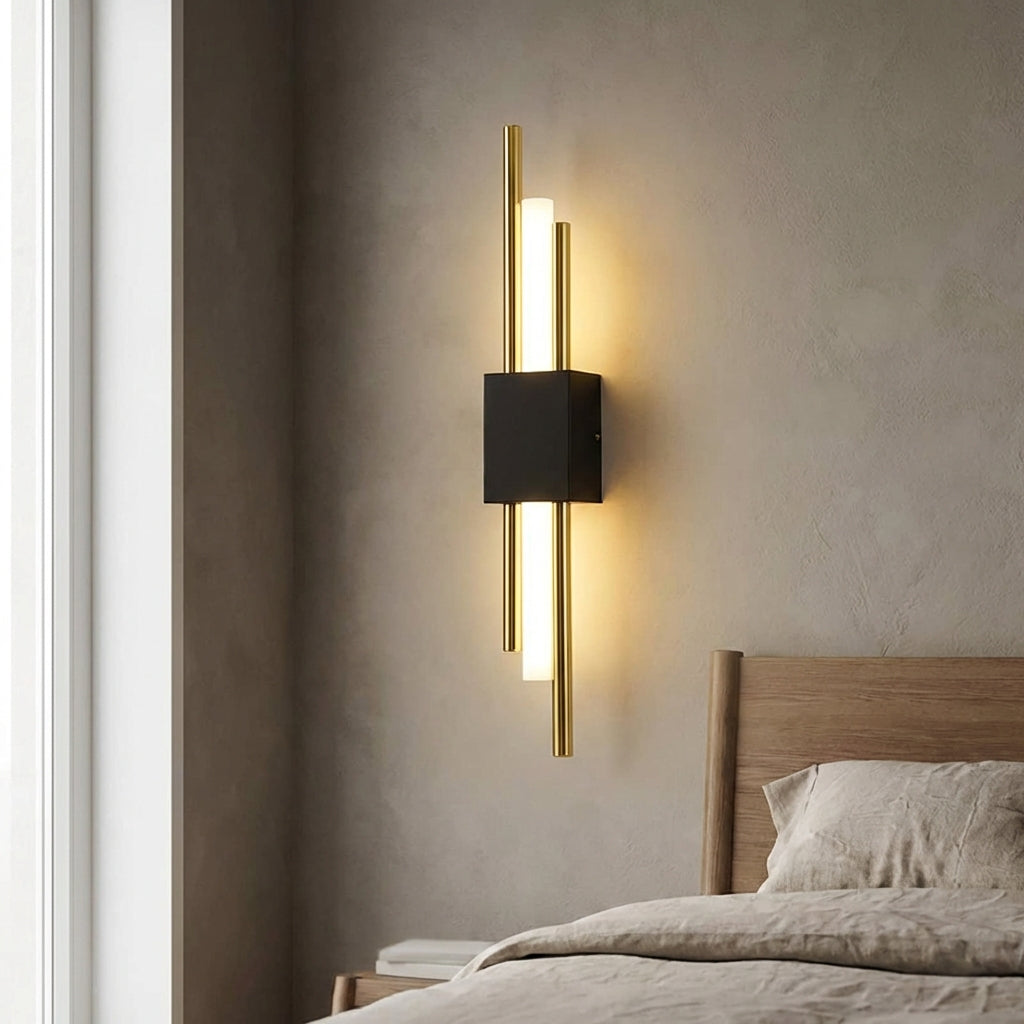 Skulpturale schlanke vertikale Wandleuchte aus Metall und Acryl mit Diffusor