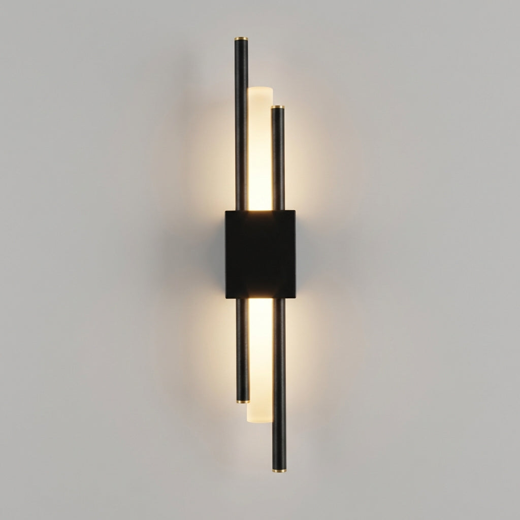 Skulpturale schlanke vertikale Wandleuchte aus Metall und Acryl mit Diffusor