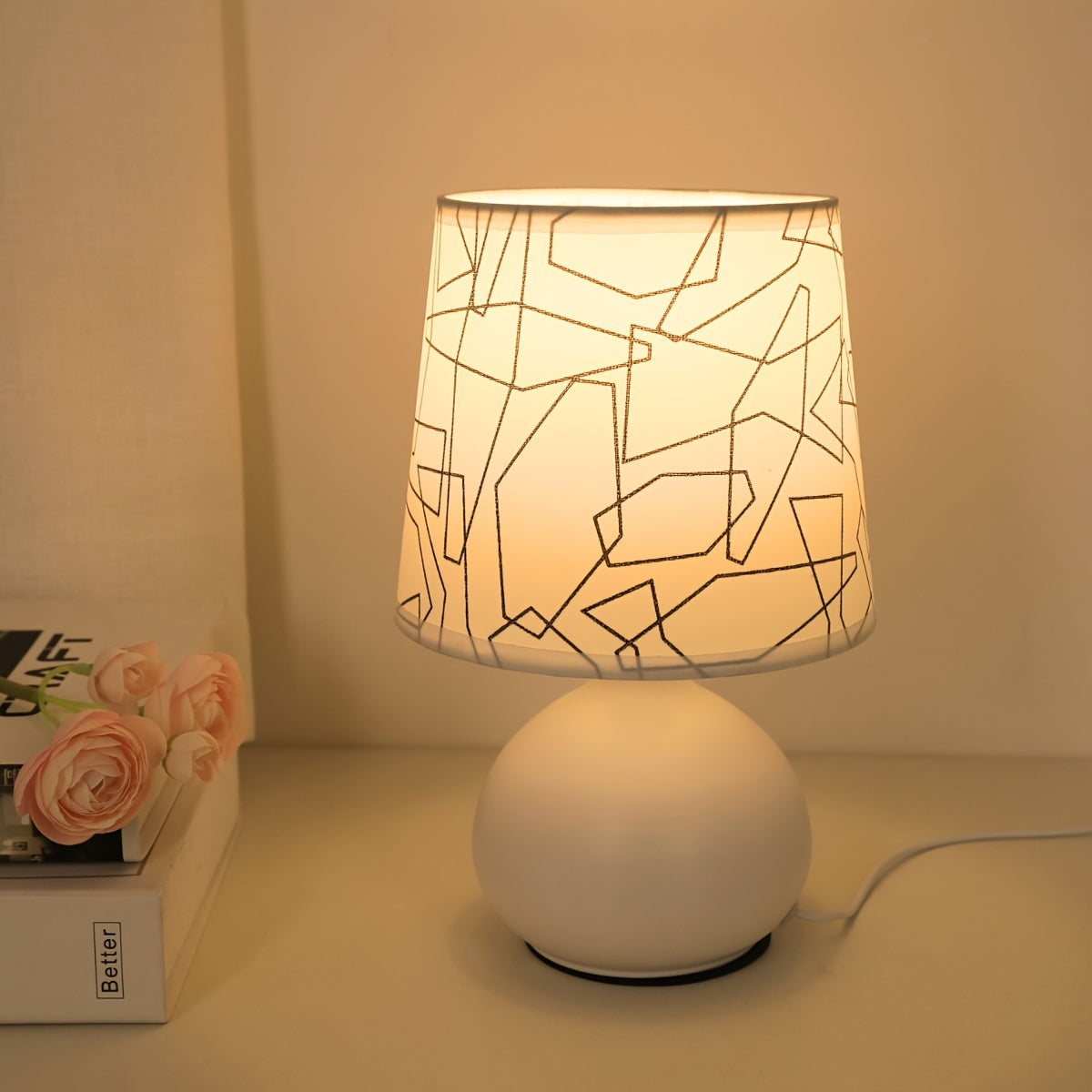 Kompakte USB-Tischlampe mit geometrisch geformtem Schirm und rundem Sockel