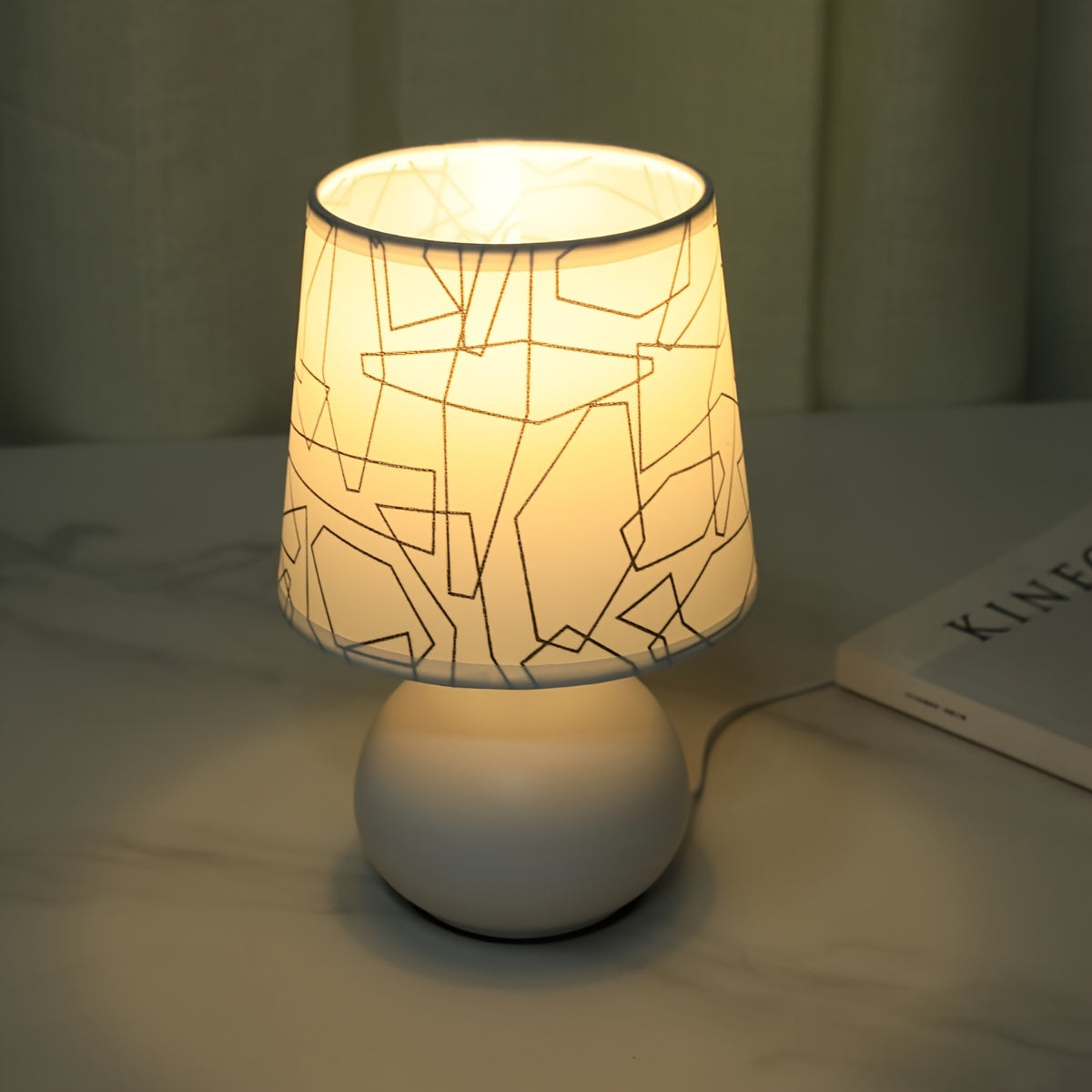 Kompakte USB-Tischlampe mit geometrisch geformtem Schirm und rundem Sockel