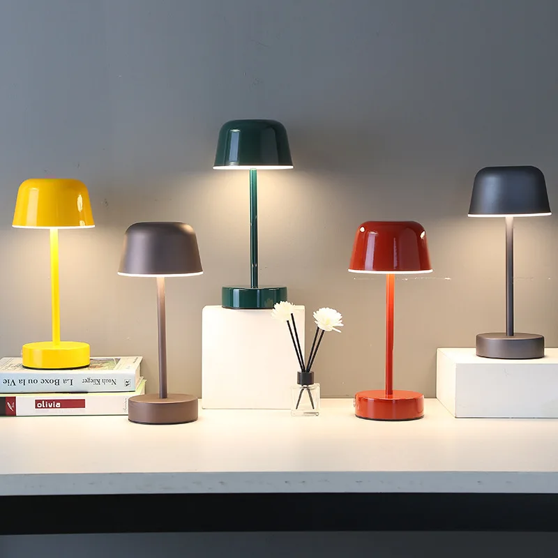 Schlanke kabellose dimmbare Tischlampe mit einstellbarer Farbtemperatur