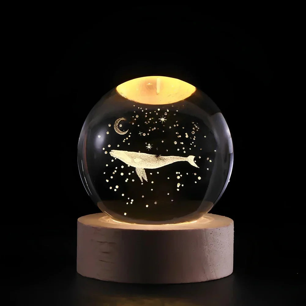 Nachtlicht und Tischlampe mit gravierter Kristallkugel in Planetenform