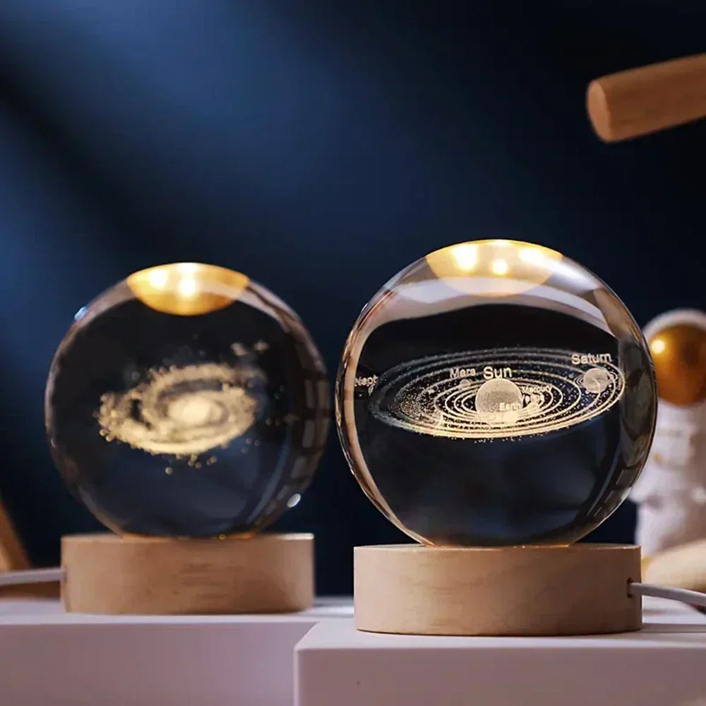 Nachtlicht und Tischlampe mit gravierter Kristallkugel in Planetenform
