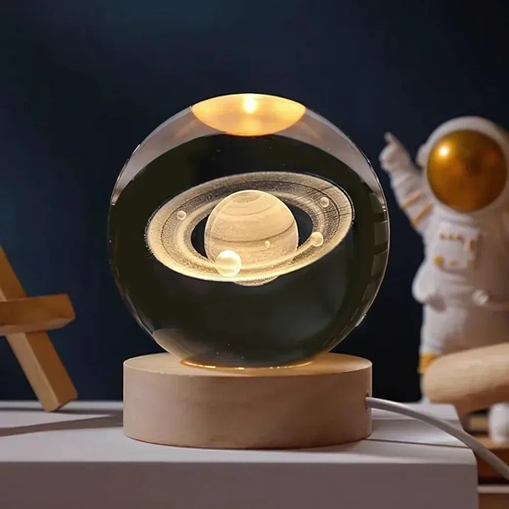 Nachtlicht und Tischlampe mit gravierter Kristallkugel in Planetenform