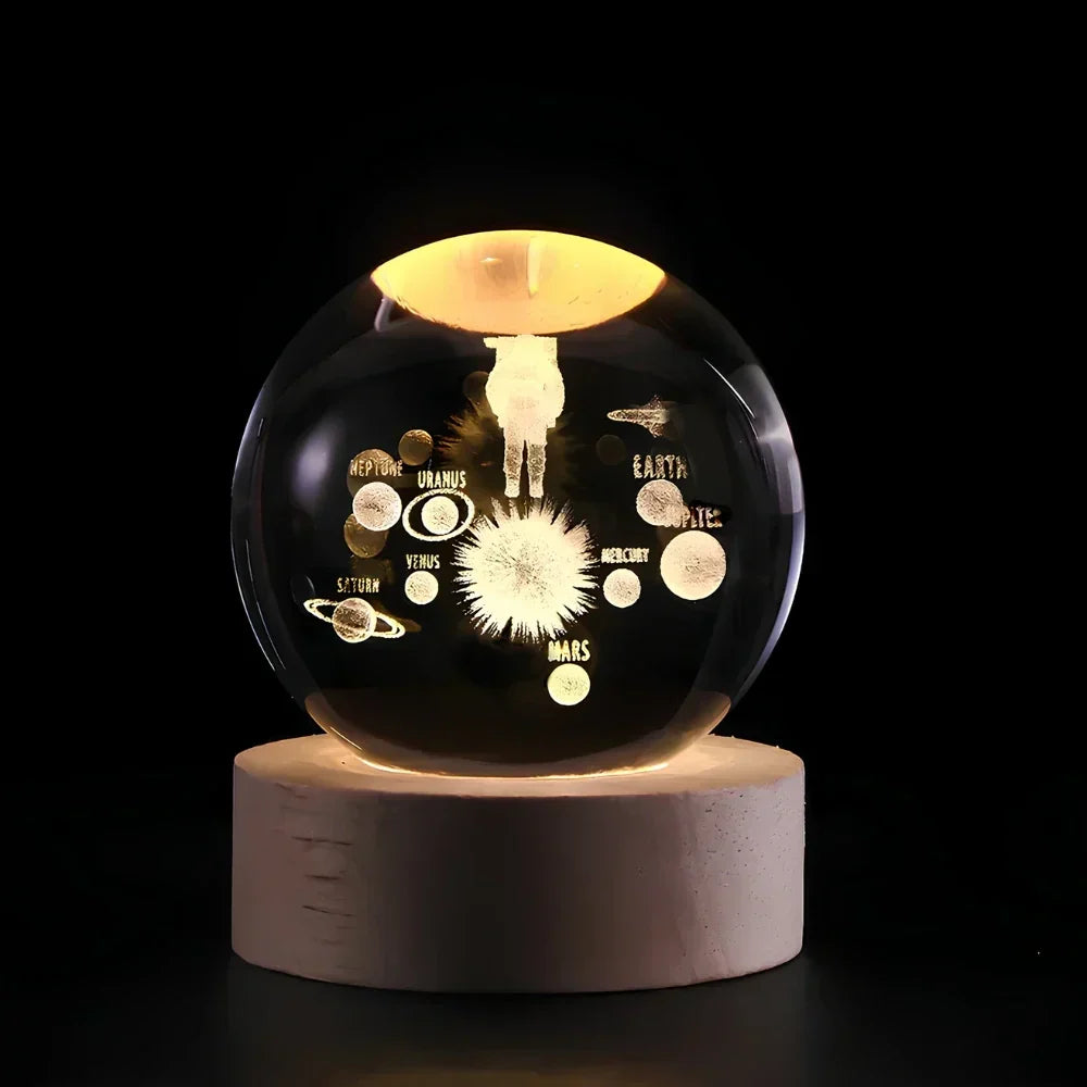 Nachtlicht und Tischlampe mit gravierter Kristallkugel in Planetenform