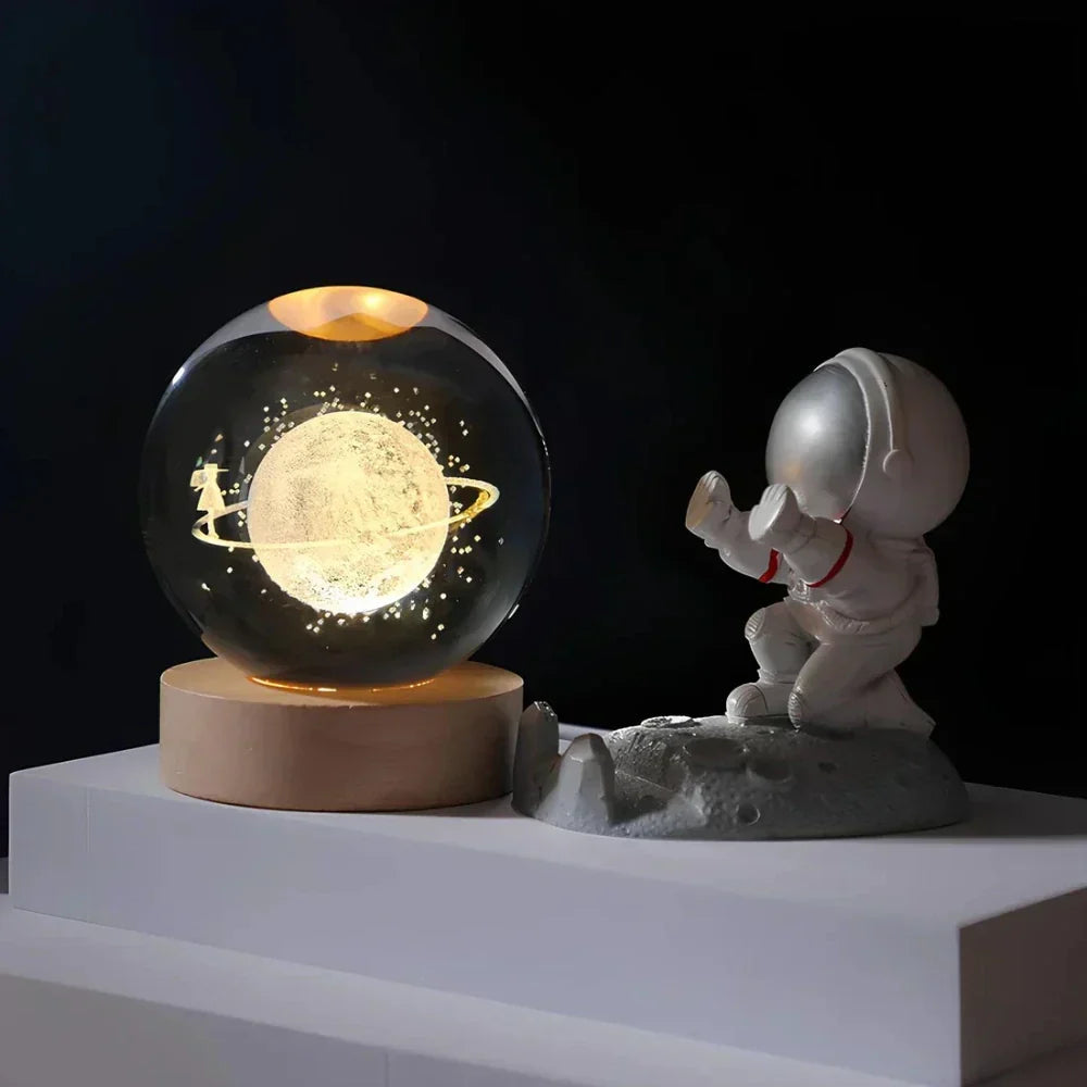 Nachtlicht und Tischlampe mit gravierter Kristallkugel in Planetenform