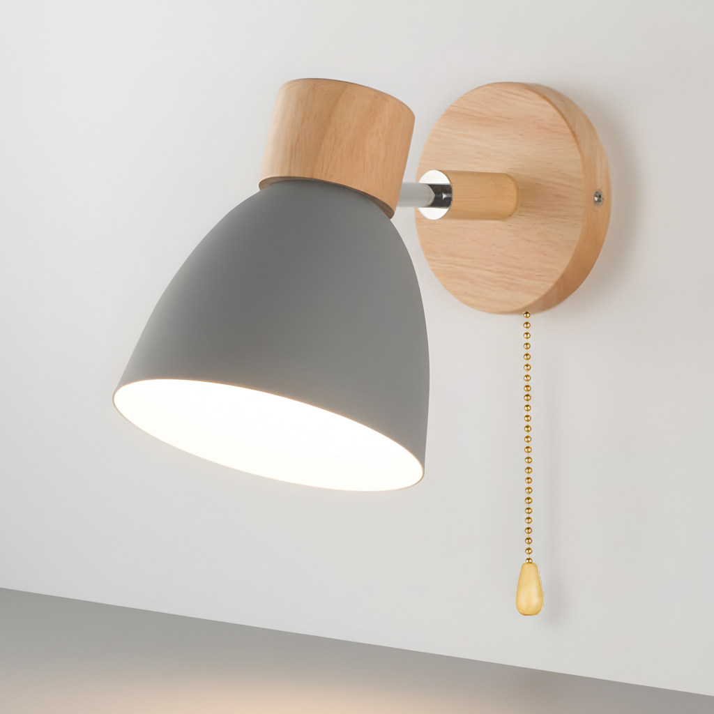 Nordische Holzwandleuchte mit verstellbarem Leuchtenkopf und Schwenkarm