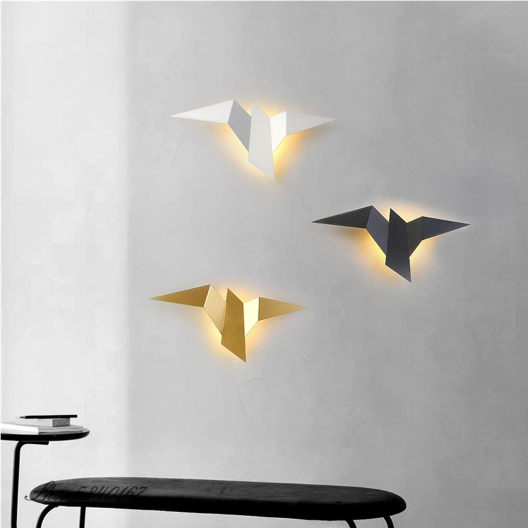 Skulpturale moderne Wandleuchte aus Metall im Origami-inspirierten Design