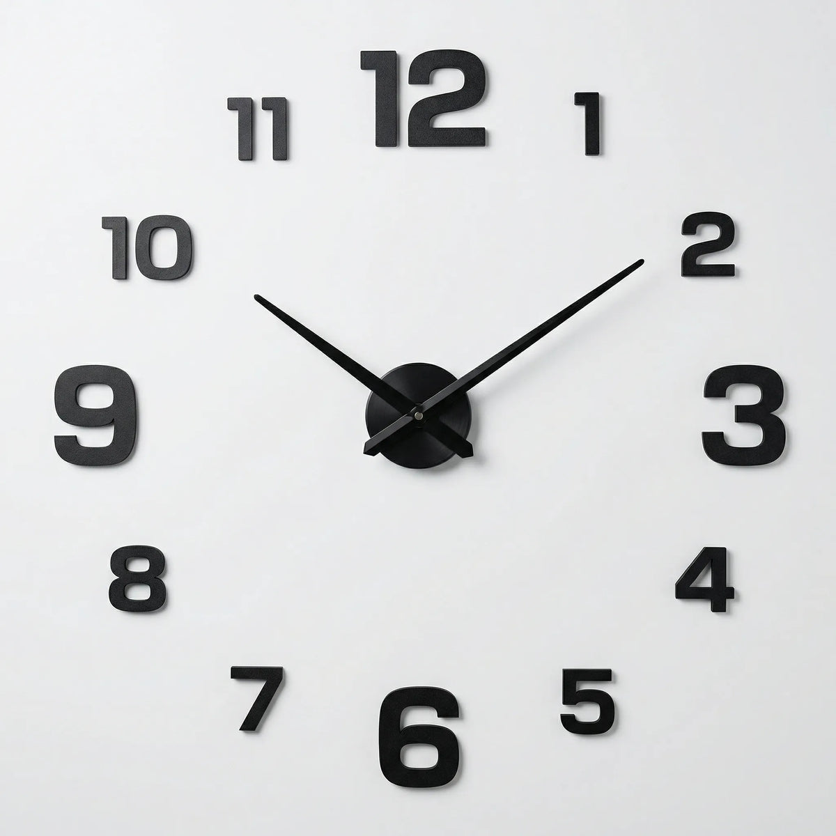 Übergroße minimalistische leise Quarzwanduhr mit erhabenen Ziffern