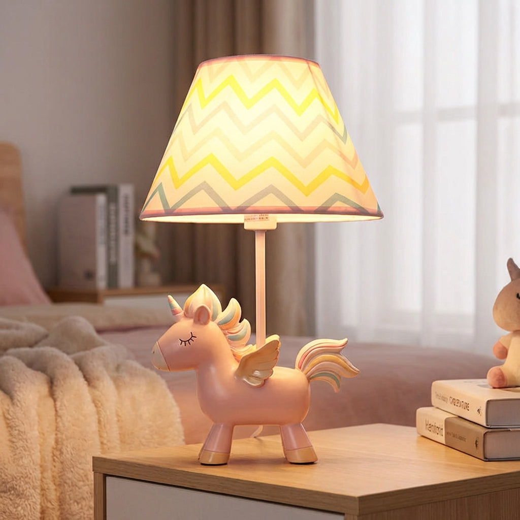 Verspielte Kinder-Tischlampe mit Einhorn-Silhouette und Stoffschirm