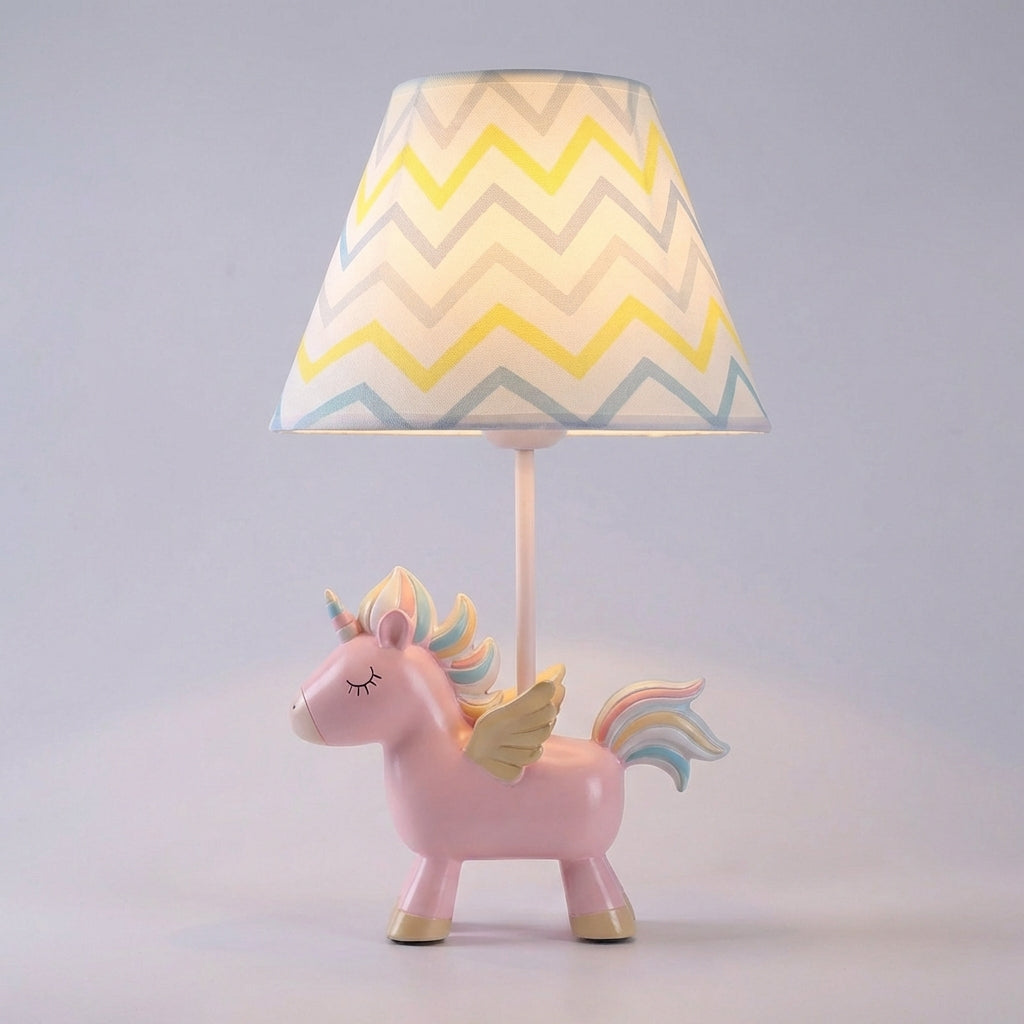 Verspielte Kinder-Tischlampe mit Einhorn-Silhouette und Stoffschirm