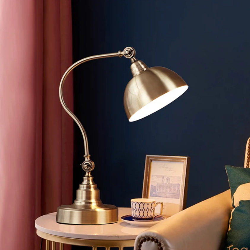 Vintage-Tischlampe aus Metall mit geschwungenem Arm und Kuppelschirm