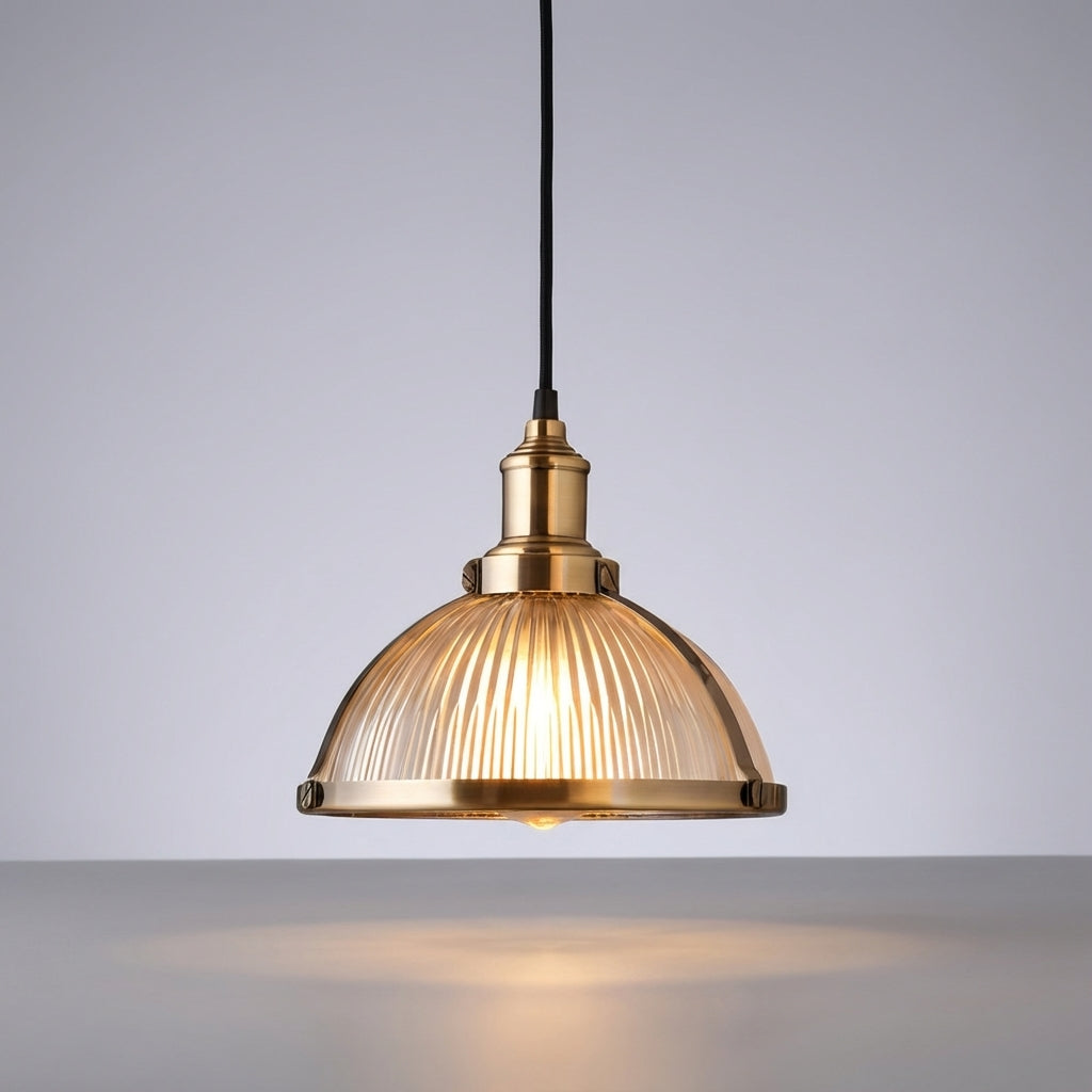 Retro-Pendelleuchte mit geriffeltem Glasschirm, Metallrahmen und einem Leuchtmittel