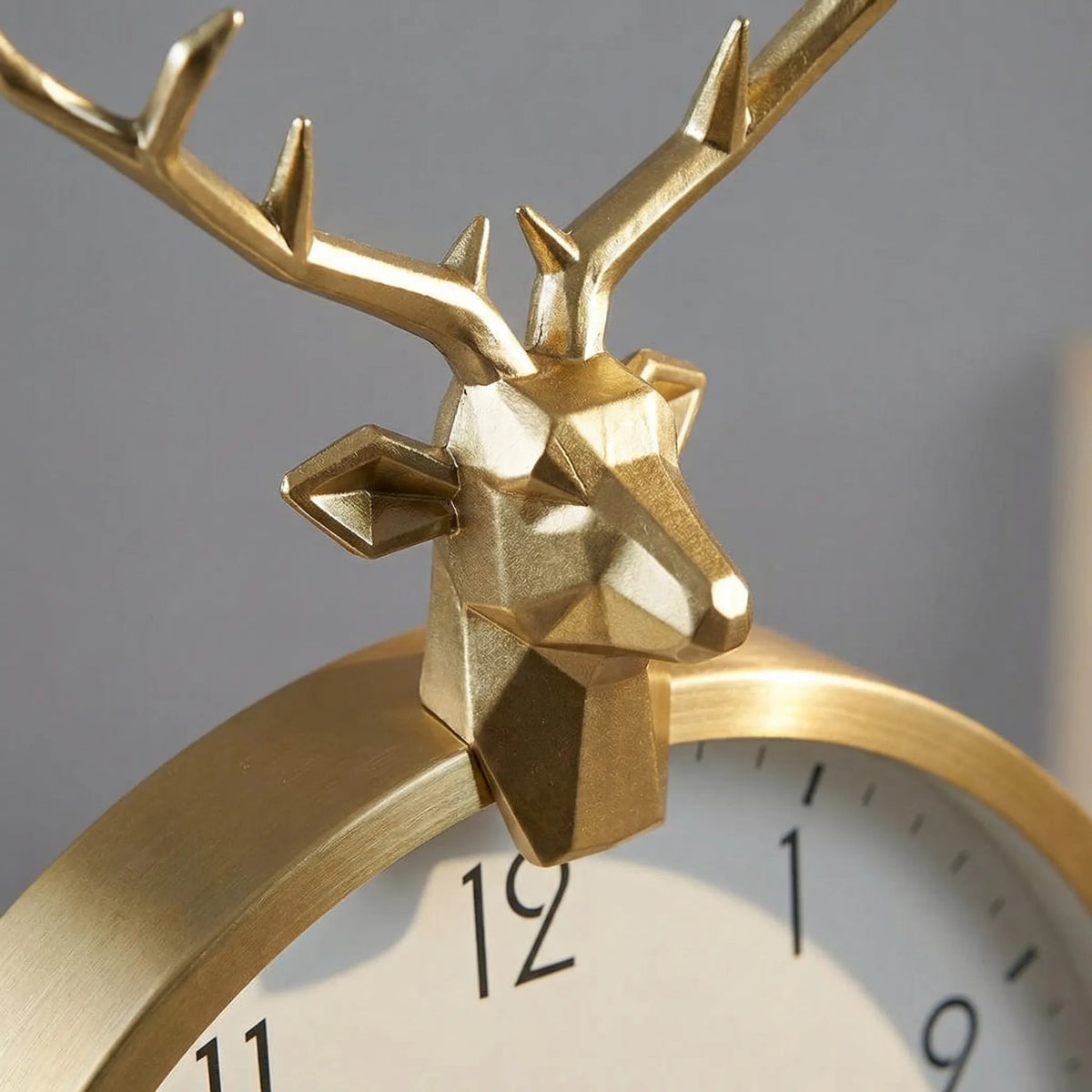 Skulpturale runde leise Wanduhr mit Hirschdekor und gleitendem Sekundenzeiger