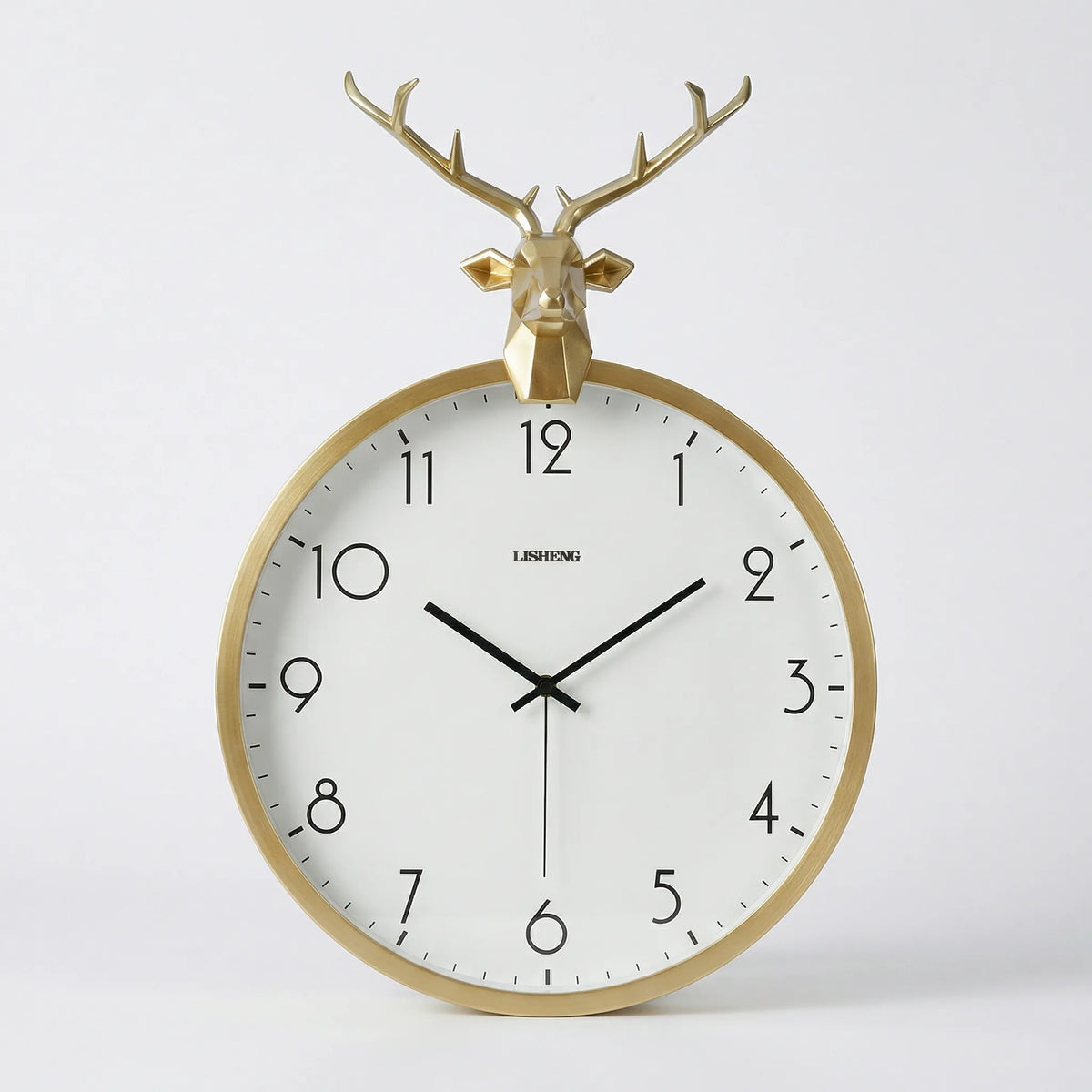 Skulpturale runde leise Wanduhr mit Hirschdekor und gleitendem Sekundenzeiger