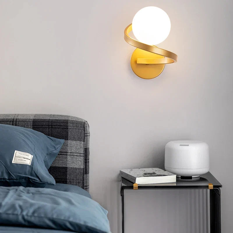 Moderne Wandleuchte mit spiralförmigem Rahmen und mattierter Glaskugel