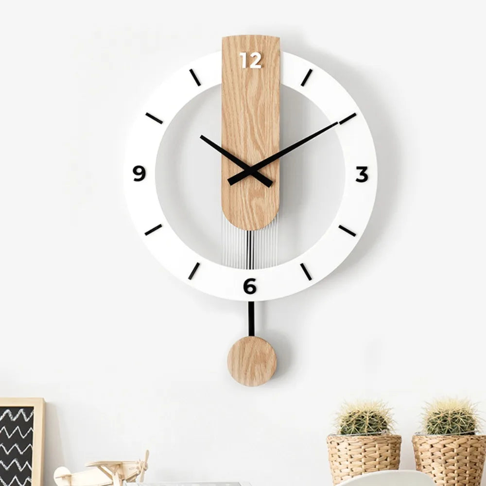 Minimalistische Wanduhr aus Acryl und Holz mit offenem Rahmen und leisem Pendel