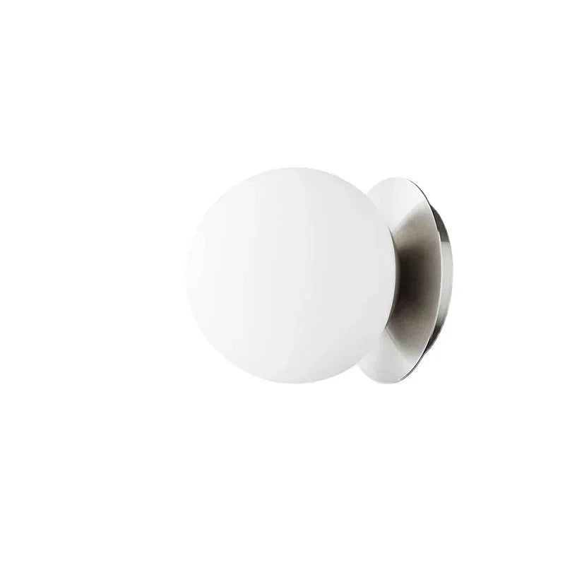 Nordische Wandleuchte aus opalem Kugelglas und Schmiedeeisen