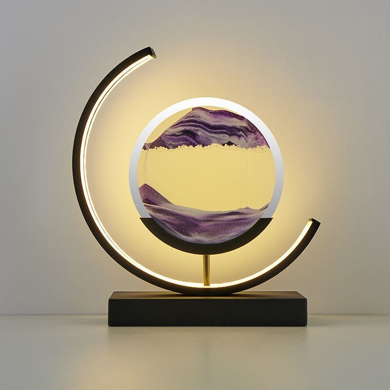 Tischlampe mit rotierender Sandkunst-Skulptur und stimmungsvoller Beleuchtung