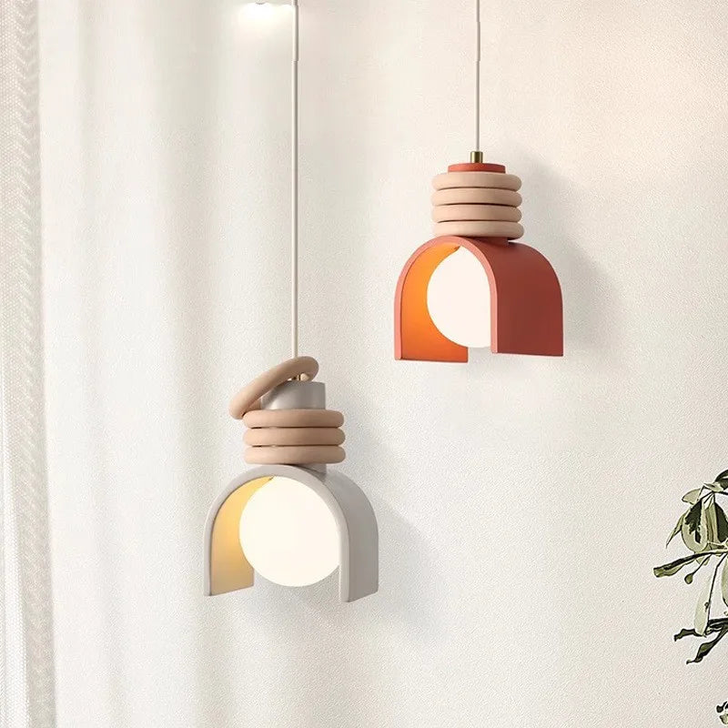 Skulpturale minimalistische japanische Hängeleuchte aus Harz in organischer Form im Wabi-Sabi-Stil