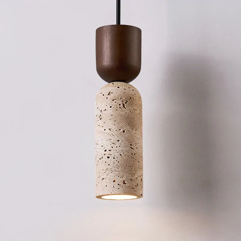 Hängeleuchte aus strukturiertem Travertin und Walnussholz im Wabi-Sabi-Stil