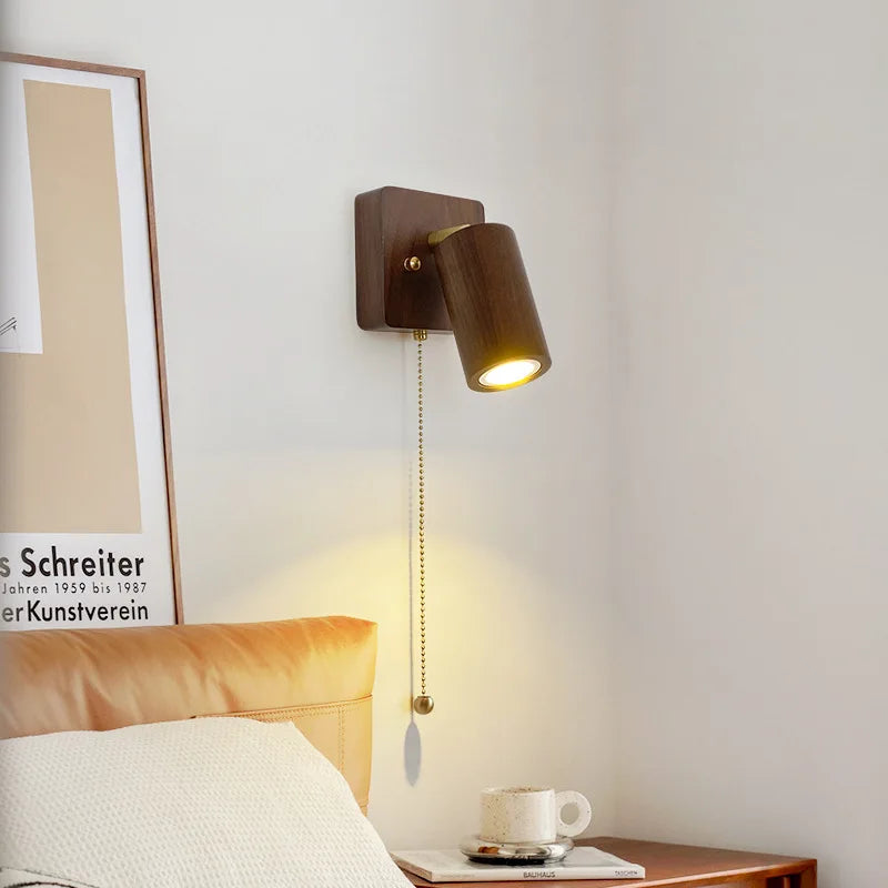 Retro-skandinavische drehbare Spot-Wandleuchte aus massivem Walnussholz