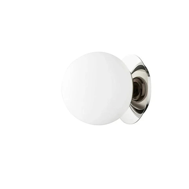 Nordische Wandleuchte aus opalem Kugelglas und Schmiedeeisen