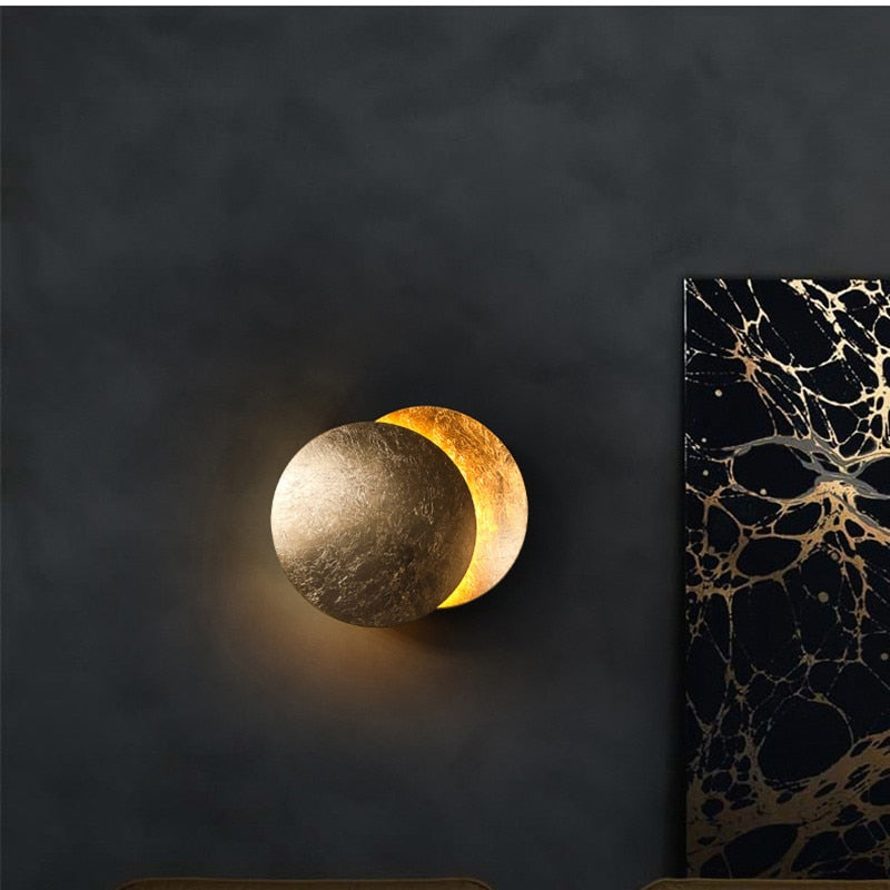 Moderne Wandleuchte mit überlappenden Scheiben, inspiriert von einer Sonnenfinsternis