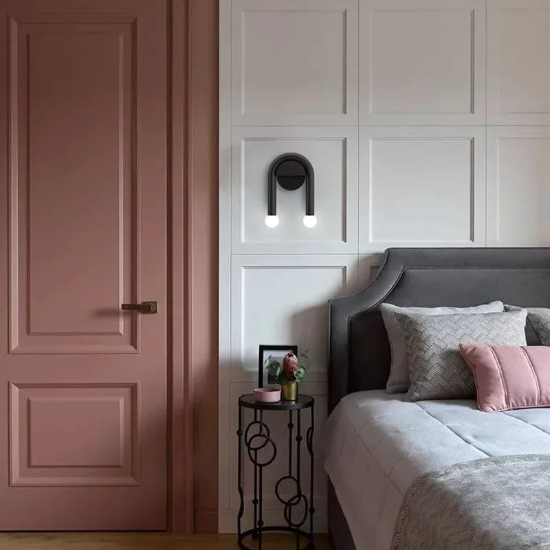 Skulpturale nordische minimalistische Wandleuchte mit Bogen und mattiertem Glas