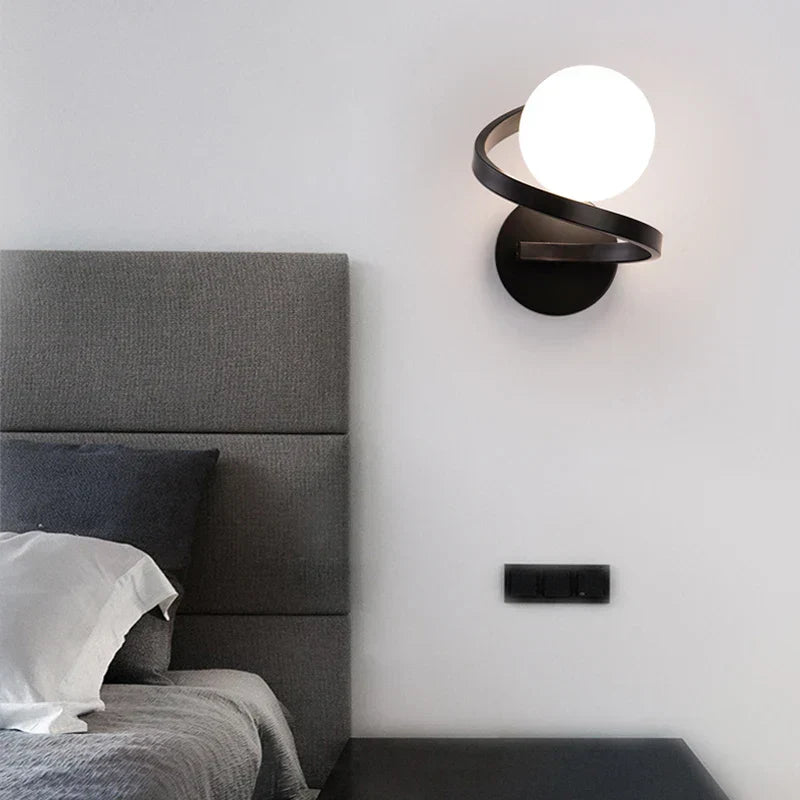 Moderne Wandleuchte mit spiralförmigem Rahmen und mattierter Glaskugel