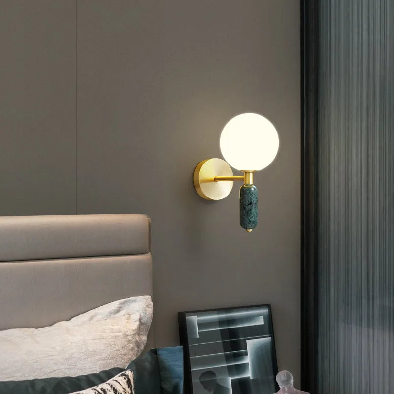Skulpturale moderne Wandleuchte mit Marmorsockel und mattierter Glaskugel