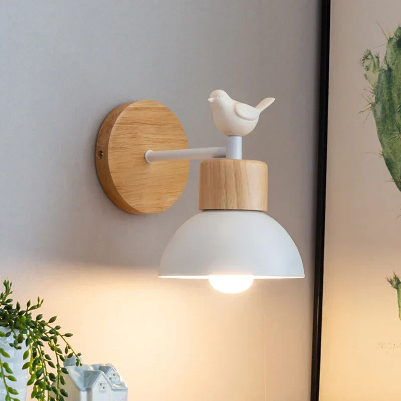 Nordische minimalistische Wandleuchte aus Holz mit skulpturalem sitzendem Vogel