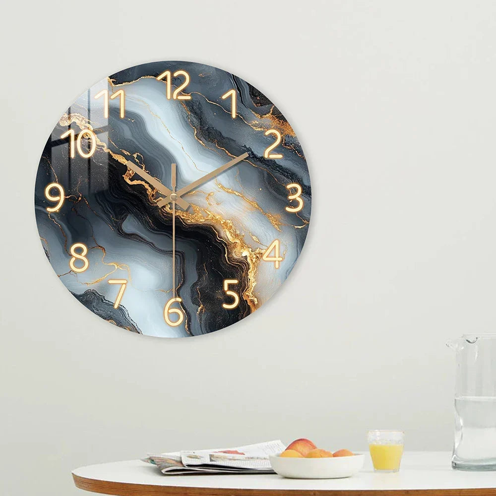 Runde Holzwanduhr mit Marmoreffekt und leisem Uhrwerk