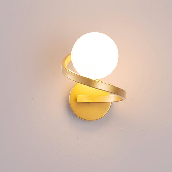 Moderne Wandleuchte mit spiralförmigem Rahmen und mattierter Glaskugel