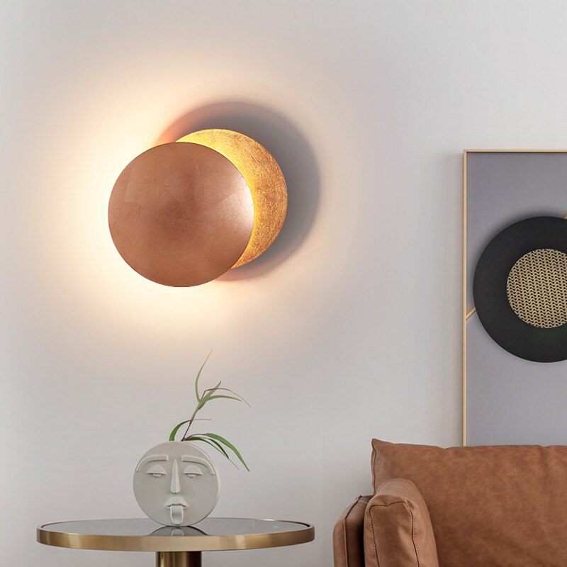 Moderne Wandleuchte mit überlappenden Scheiben, inspiriert von einer Sonnenfinsternis