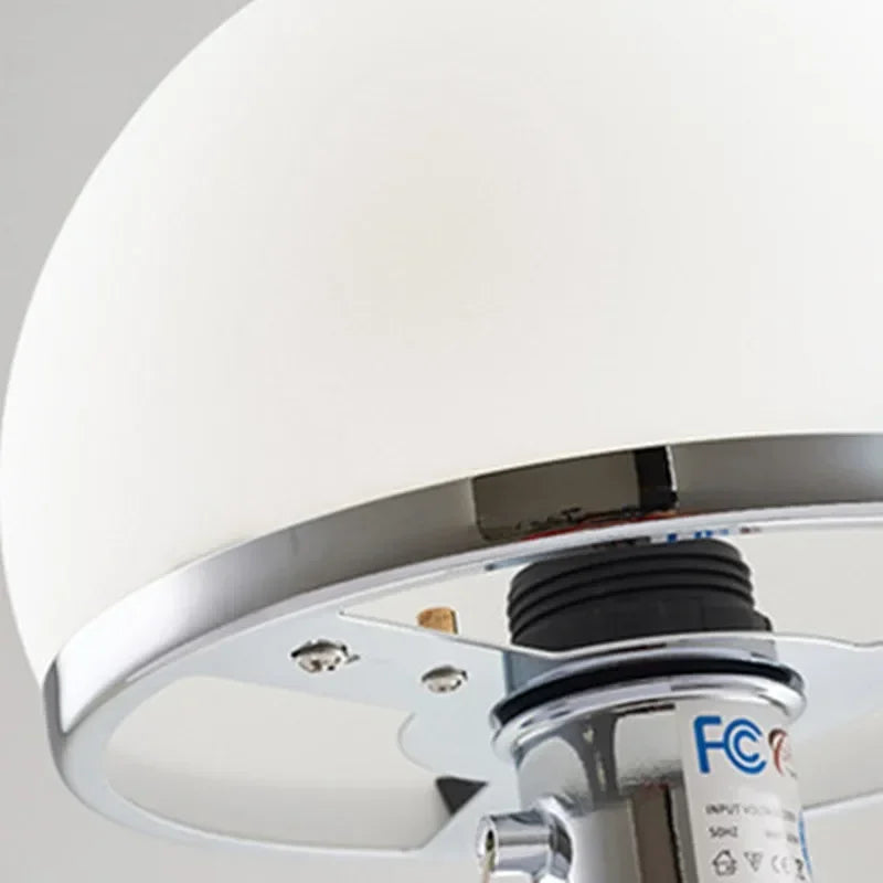 Bauhaus-Tischlampe mit satiniertem Glasdom und Chrom