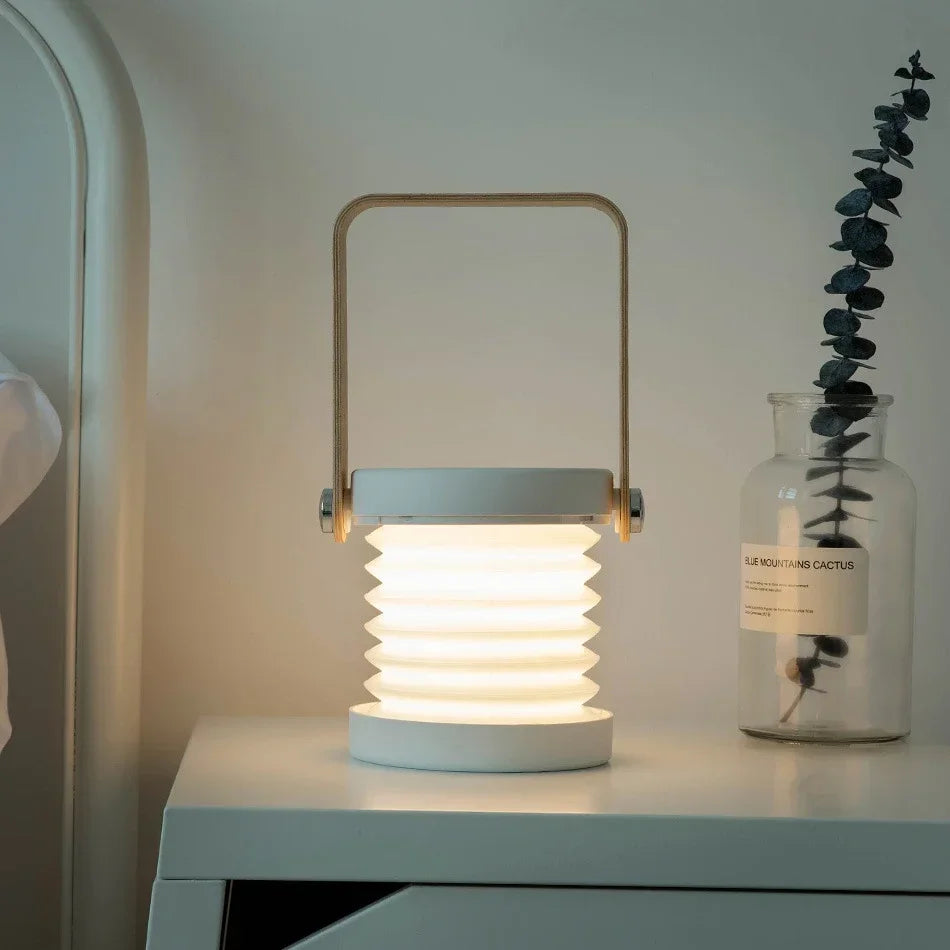 Zusammenklappbare skandinavisch-minimalistische tragbare Tischlampe mit Holzgriff, Akku und Ladefunktion
