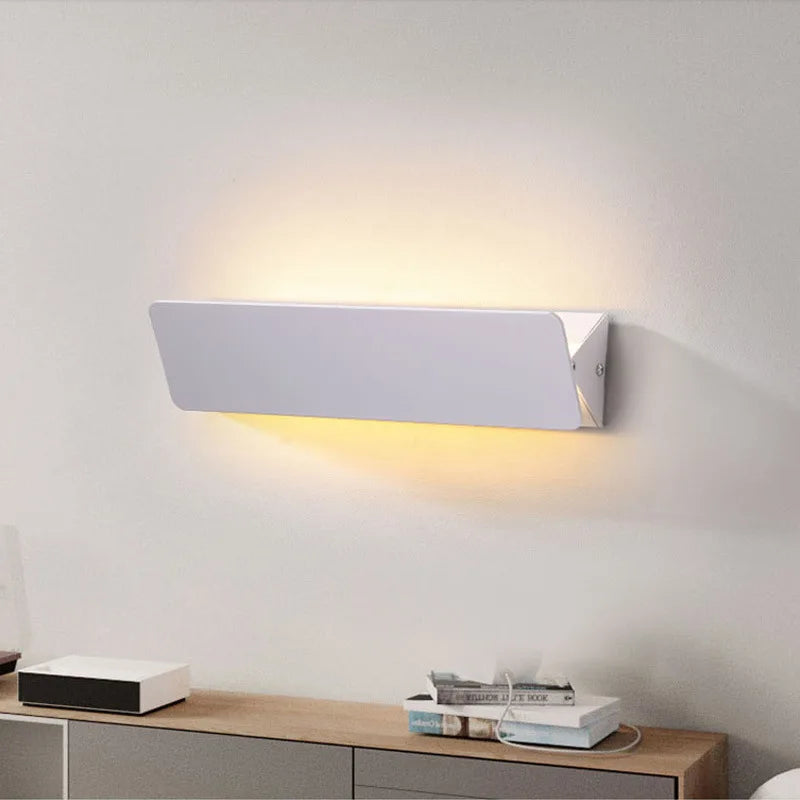 Minimalistische rechteckige Wandleuchte aus Aluminium mit schwenkbarem Arm